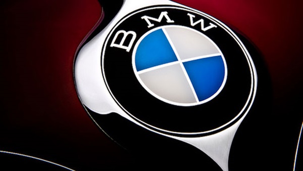 إعلان «BMW» يثير غضب الإماراتيين ومطالبات بإيقافه إعلان «BMW» يثير غضب الإماراتيين ومطالبات بإيقافه