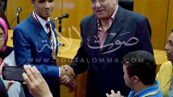 محافظ المنيا يكرم الفائزين من ذوي الاحتياجات الخاصة بمهرجان الانشطة محافظ المنيا يكرم الفائزين من ذوي الاحتياجات الخاصة بمهرجان الانشطة