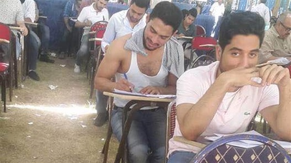 بالصور.. طالب بـ«حقوق القاهرة» يخلع ملابسه داخل خيم الامتحانات
