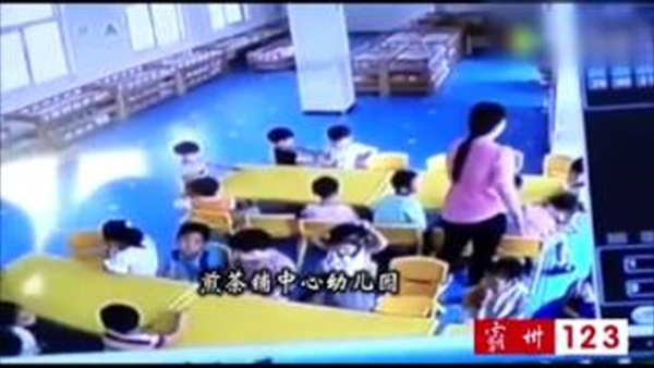 بالفيديو.. معلمة تضرب أطفالًا وتسحلهم داخل «حضانة» بالفيديو.. معلمة تضرب أطفالًا وتسحلهم داخل «حضانة»