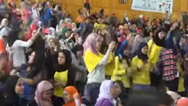 بالفيديو.. طلاب وطالبات "عين شمس" يرقصون داخل المدرج على موسيقى شعبي بالفيديو.. طلاب وطالبات "عين شمس" يرقصون داخل المدرج على موسيقى شعبي