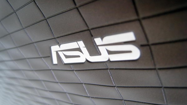 أسوس تكشف عن شاشة كمبيوتر منحنية ومنصة خارجية لبطاقات الرسوميات