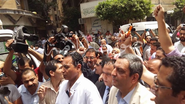 بالصور..مسيرة للصحفيين بعد خروج «قلاش» من محكمة عابدين  بالصور..مسيرة للصحفيين بعد خروج «قلاش» من محكمة عابدين