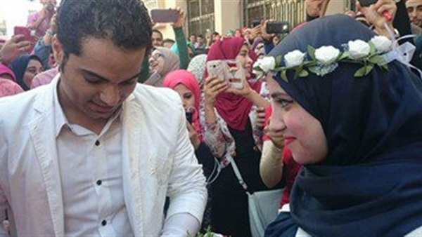 بالصور.. شاب يخطب زميلته في جامعة الزقازيق بطريقة مثيرة بالصور.. شاب يخطب زميلته في جامعة الزقازيق بطريقة مثيرة