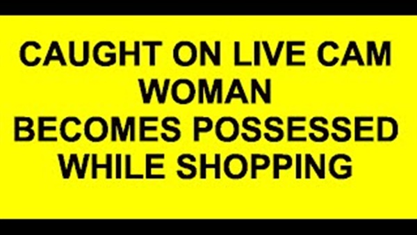 بالفيديو.. امرأة "مسكونة" تنهار داخل مركز تجاري