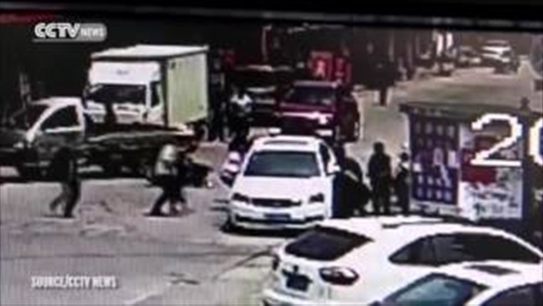 بالفيديو.. لحظة إنقاذ امرأة سقطت أسفل سيارة مسرعة