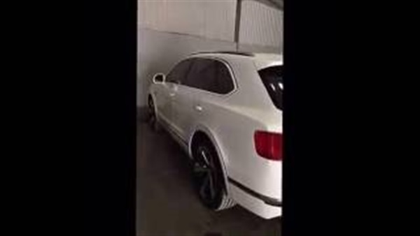 بالفيديو.. سعودي يفسر سبب رفضه قيادة سيارته البنتلي بالفيديو.. سعودي يفسر سبب رفضه قيادة سيارته البنتلي