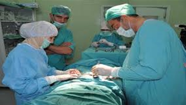 موظف يتهم طبيب بترك «فوطة» في بطن زوجته