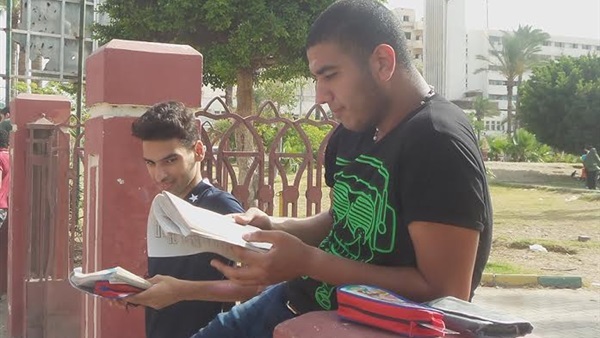 بالصور.. بدء توافد طلاب الثانوية العامة أمام اللجان الامتحانية ببورسعيد بالصور.. بدء توافد طلاب الثانوية العامة أمام اللجان الامتحانية ببورسعيد