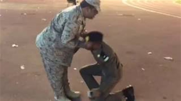 بالفيديو.. شاب يقبل قدم والده بعد تخرجه من الكلية العسكرية