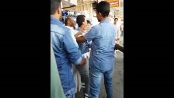 بالفيديو.. مشاجرة غريبة بين شاب يمني وبنغالي