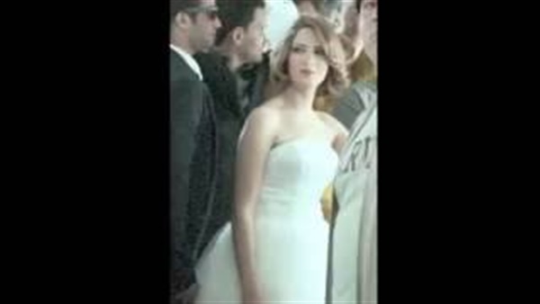 بالفيديو.. زفة ساخرة لعروس داخل عربة المترو بالفيديو.. زفة ساخرة لعروس داخل عربة المترو