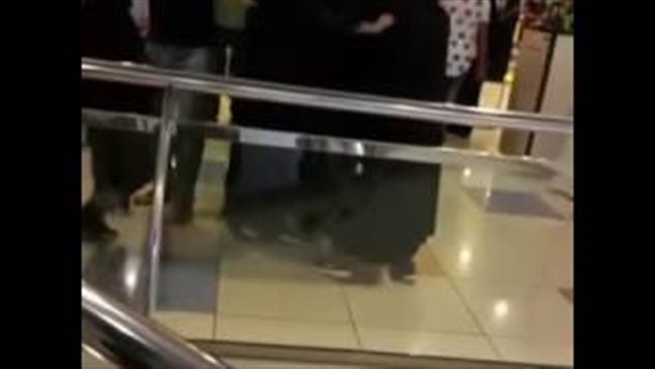 بالفيديو.. خناقة بين فتيات خليجيات في مول تجاري بالفيديو.. خناقة بين فتيات خليجيات في مول تجاري