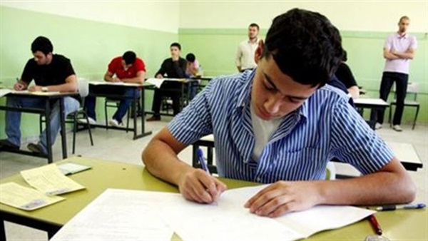 طالب يكسر زجاج لجنة إمتحان في الدقهلية احتجاجًا على المادة طالب يكسر زجاج لجنة إمتحان في الدقهلية احتجاجًا على المادة