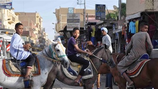 بالصور.. أهالي الأقصر يستقبلون رمضان بمواكب «الأحصنة والموتوسيكلات»  