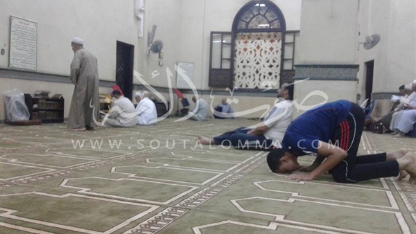 بالصور.. الصائمو يسجدون شكرا لله بمسجد سيدي سالم بكفر الشيخ بالصور.. الصائمو يسجدون شكرا لله بمسجد سيدي سالم بكفر الشيخ