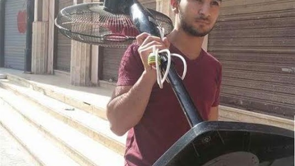 بالصور.. طالب المروحة: «اللجنة عندي مفيش فيها مراوح ولا أي تهوية» بالصور.. طالب المروحة: «اللجنة عندي مفيش فيها مراوح ولا أي تهوية»