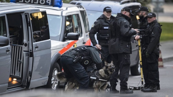 سيارة فيراري من الخارج وتويوتا من الداخل تثير الجدل في سويسرا سيارة فيراري من الخارج وتويوتا من الداخل تثير الجدل في سويسرا