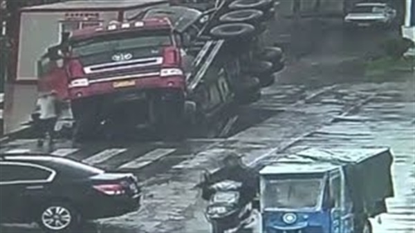 بالفيديو..لحظة انقسام شاحنة نصفين بعدما سقطت داخل حفرة بالفيديو..لحظة انقسام شاحنة نصفين بعدما سقطت داخل حفرة