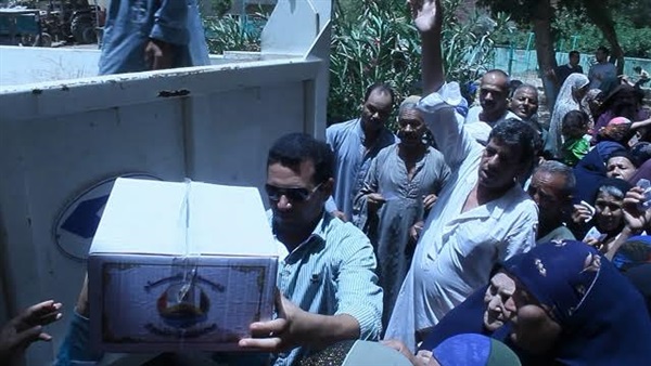 بالصور.. توزيع 300 كرتونة مواد غذائية بالفيوم بالصور.. توزيع 300 كرتونة مواد غذائية بالفيوم