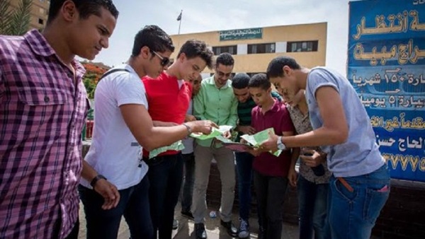 ‏‫ضبط طالبان لتوزيعهم نماذج مطبوعة لإمتحان اللغة الإنجليزية بالبحيرة