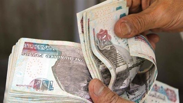 5 طرق لكشف النقود الورقية المزورة.. ناعمة الملمس عكس العملة الحقيقية.. تمتزج ألوانها وتصبح «باهته» عند تلامسها بالماء.. الشريط الفضي بها يميل إلى اللون الأسود 5 طرق لكشف النقود الورقية المزورة.. ناعمة الملمس عكس العملة الحقيقية.. تمتزج ألوانها وتصبح «باهته» عند تلامسها بالماء.. الشريط الفضي بها يميل إلى اللون الأسود