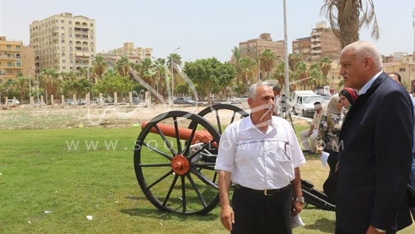 بالصور .. محافظ السويس يتفقد مدفع رمضان بمنطقة الخور