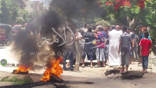 بالصور.. أهالي «الربع» بالدقهلية يشعلون النيران بالطريق بالصور.. أهالي «الربع» بالدقهلية يشعلون النيران بالطريق