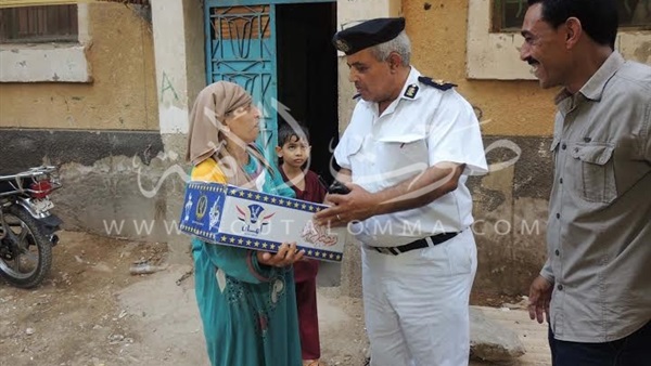 بالصور.. شرطة السويس توزع السلع الرمضانية للمتجاجين بالصور.. شرطة السويس توزع السلع الرمضانية للمتجاجين
