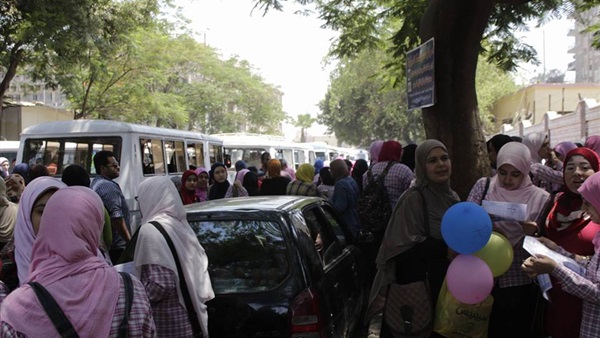 بالصور..خروج طالبات «وسط القاهرة» بعد انتهاء مادتي التربية والاحصاء