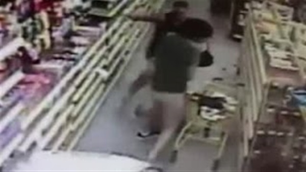 بالفيديو.. رجل يحاول اختطاف فتاة داخل «متجر»