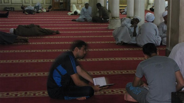 بالصور.. بدء توافد الصائمين علي مسجد سيدى عبدالرحيم القنائي بالصور.. بدء توافد الصائمين علي مسجد سيدى عبدالرحيم القنائي