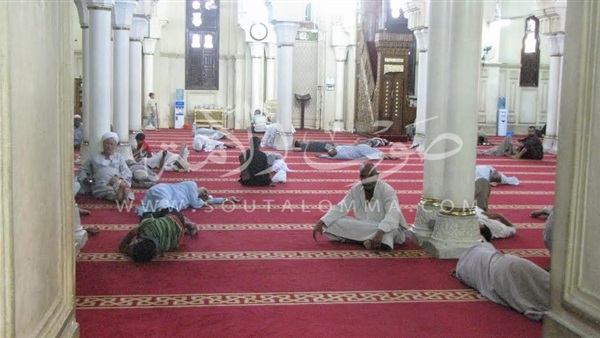 بالصور.. الصائمون يفترشون مسجد سيدي عبد الرحيم القناوي بالصور.. الصائمون يفترشون مسجد سيدي عبد الرحيم القناوي