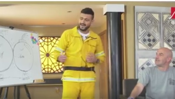 بالفيديو ..رامز جلال يشرح لفريق عمل البرنامج خطورة التعامل مع "شيماء و ويزو"