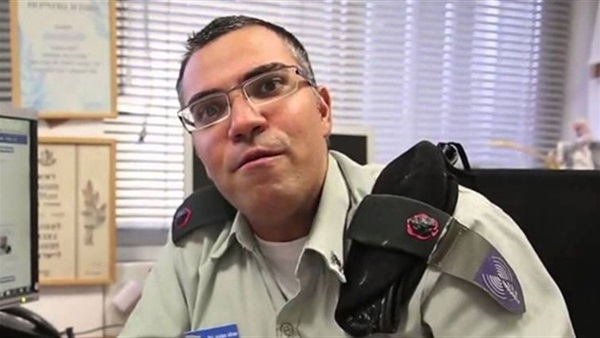 «أفيخاى أدرعى» يغازل المسلمين على «فيسبوك».. يشاركهم الفطار ويمدح فى تناول «التمر».. يتخرج من مدرسة خاصة بتعلم اللغة العربية.. يلتحق بسلاح الاستخبارات برتبة رقيب.. ومؤخرًا المتحدث باسم الجش الإسرائيل «أفيخاى أدرعى» يغازل المسلمين على «فيسبوك».. يشاركهم الفطار ويمدح فى تناول «التمر».. يتخرج من مدرسة خاصة بتعلم اللغة العربية.. يلتحق بسلاح الاستخبارات برتبة رقيب.. ومؤخرًا المتحدث باسم الجش الإسرائيل
