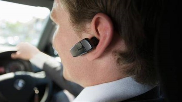 أحذر أستخدام سماعات الأذن اللاسلكية أثناء القيادة