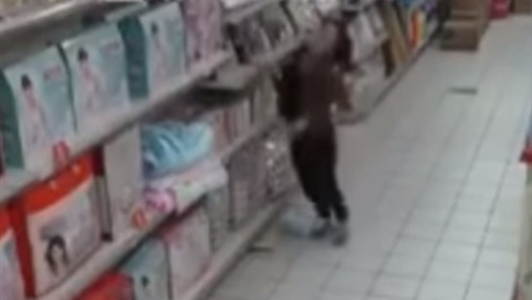 بالفيديو.. امرأة "مسكونة" تنهار داخل مركز تجاري