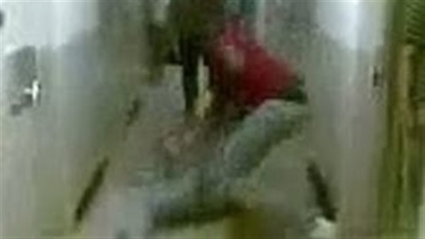 بالفيديو.. مشاجرة عنيفة بين سجينين بالفيديو.. مشاجرة عنيفة بين سجينين