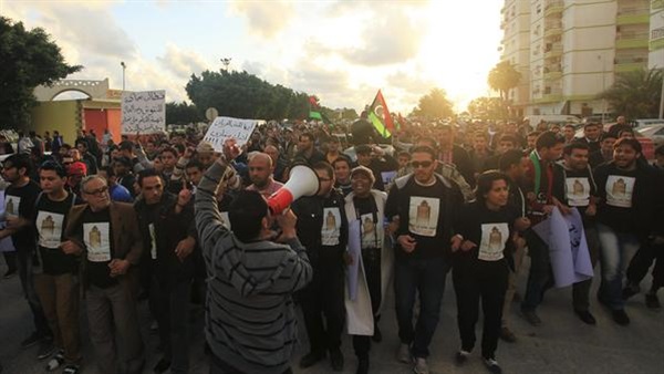 مقتل وإصابة 18 متظاهرًا جراء سقوط قذائف هاون على ساحة "الكيش" ببنغازي مقتل وإصابة 18 متظاهرًا جراء سقوط قذائف هاون على ساحة "الكيش" ببنغازي