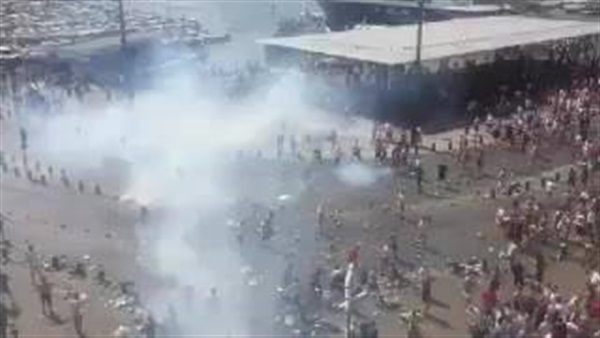 بالفيديو.. إشتباكات عنيفة بين جماهير إنجلترا وروسيا بالفيديو.. إشتباكات عنيفة بين جماهير إنجلترا وروسيا