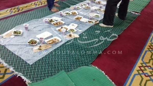 بالصور..الأطفال والشباب يجهزون موائد الرحمن بالمرسي أبوالعباس في الإسكندرية