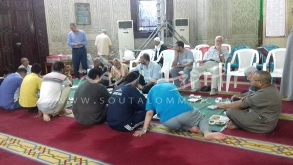 بالصور.. إقبال الصائمون علي موائد الرحمن بالمرسي أبوالعباس في الإسكندرية بالصور.. إقبال الصائمون علي موائد الرحمن بالمرسي أبوالعباس في الإسكندرية