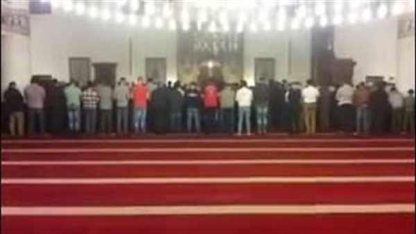 بالفيديو.. «إمام مستعجل» يثير جدلا بسبب سرعته في الصلاة