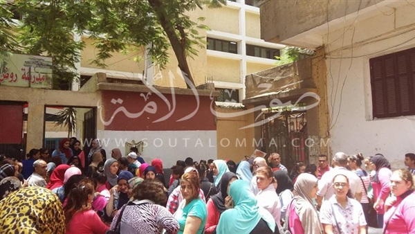 بالصور.. حالات «إغماء» وبكاء فى روض الفرج لصعوبة «الفيزياء» بالصور.. حالات «إغماء» وبكاء فى روض الفرج لصعوبة «الفيزياء»