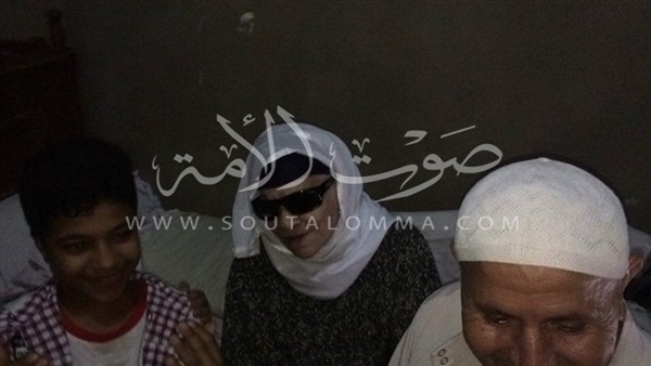 بالفيديو والصور.. الحاجة زينب تخرج عن صمتها وتكشف حقيقة لقاء زوجها بـ«مبارك»..تؤكد: زوجي توفى منذ 24 عاما ولم يلتق بالمخلوع.. ونجلها :«اللي ناشرين صوره مش أبويا..وحياتنا لم تتغير بعد لقاء السيسي» بالفيديو والصور.. الحاجة زينب تخرج عن صمتها وتكشف حقيقة لقاء زوجها بـ«مبارك»..تؤكد: زوجي توفى منذ 24 عاما ولم يلتق بالمخلوع.. ونجلها :«اللي ناشرين صوره مش أبويا..وحياتنا لم تتغير بعد لقاء السيسي»