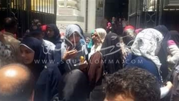 بالصور.. بكاء أمام لجان الدقهلية لصعوبة إمتحان الفيزياء بالصور.. بكاء أمام لجان الدقهلية لصعوبة إمتحان الفيزياء
