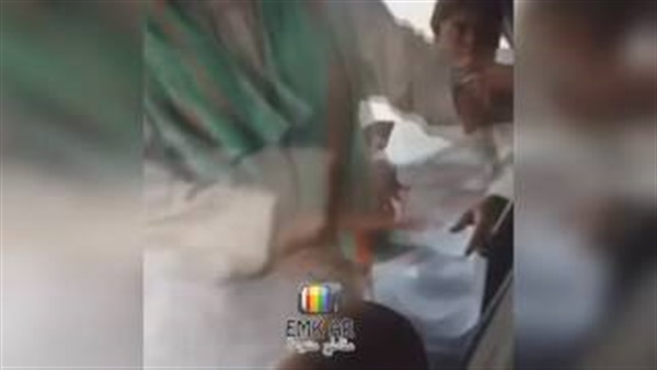 بالفيديو.. سائق يهين المعتمرين ويخاطبهم بألفاظ بذيئة