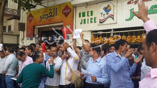 حملة الماجستير يتظاهرون أمام البوابة الرئيسية لمجلس الوزراء للمطالبة بالتعيين حملة الماجستير يتظاهرون أمام البوابة الرئيسية لمجلس الوزراء للمطالبة بالتعيين