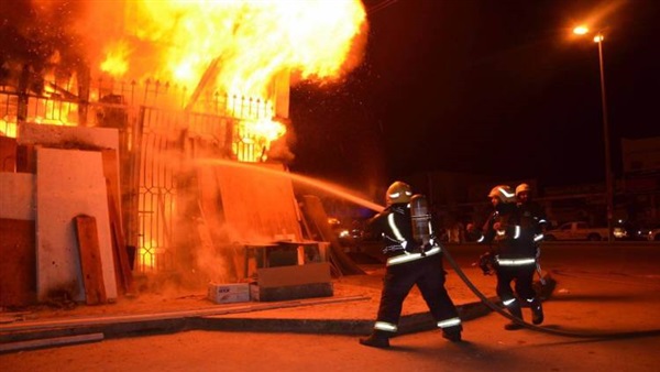 تفاصيل حريق الدرب الأحمر .. اشتعال النيران في 4 منازل .. وفاة شخصين وإصابة 4 آخرين .. الحماية المدنية تدفع بـ14 سيارة إسعاف ..و مساعد وزير الداخلية وومدير أمن القاهرة ينتقلون إلى مكان الحادث