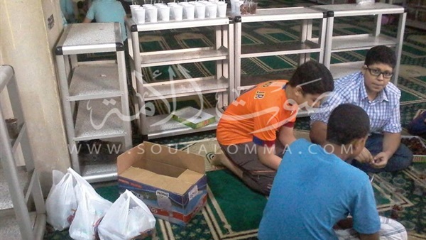 بالصور..الأطفال والشباب يجهزون موائد الرحمن في مسجد ناصر بالقليوبية